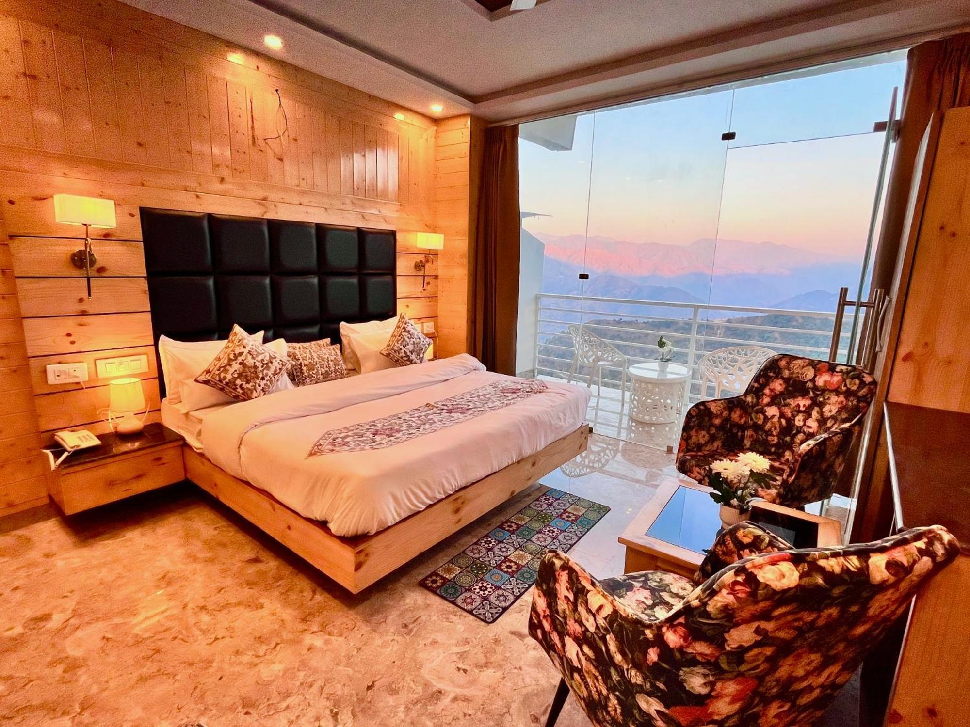 Hotel Classic Crown - #Scenic Mountain View #Open Terrace #Parking #Premium Rooms With Balcony #Guest Preferred #Best Selling Hotel In Масурі Екстер'єр фото