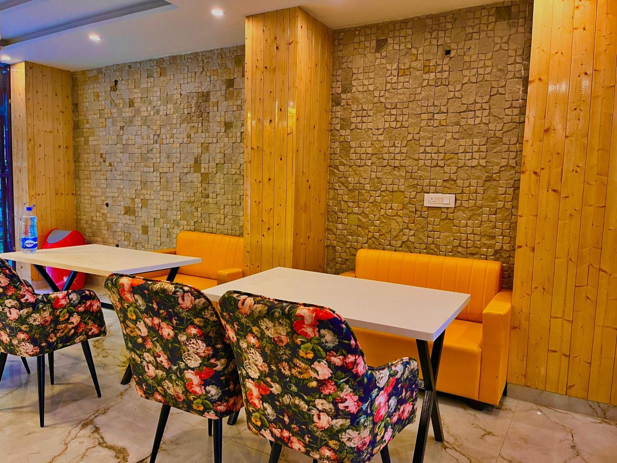 Hotel Classic Crown - #Scenic Mountain View #Open Terrace #Parking #Premium Rooms With Balcony #Guest Preferred #Best Selling Hotel In Масурі Екстер'єр фото