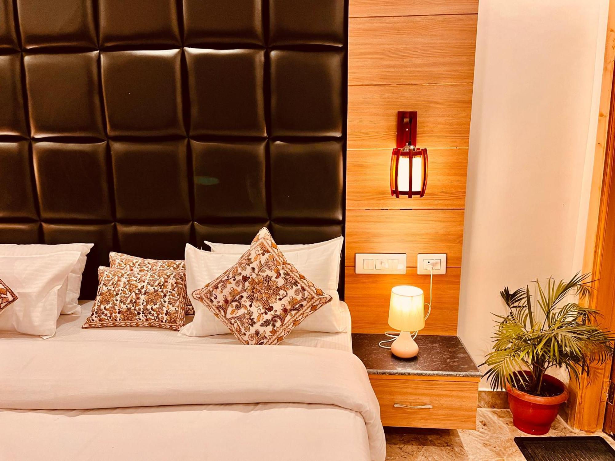 Hotel Classic Crown - #Scenic Mountain View #Open Terrace #Parking #Premium Rooms With Balcony #Guest Preferred #Best Selling Hotel In Масурі Екстер'єр фото