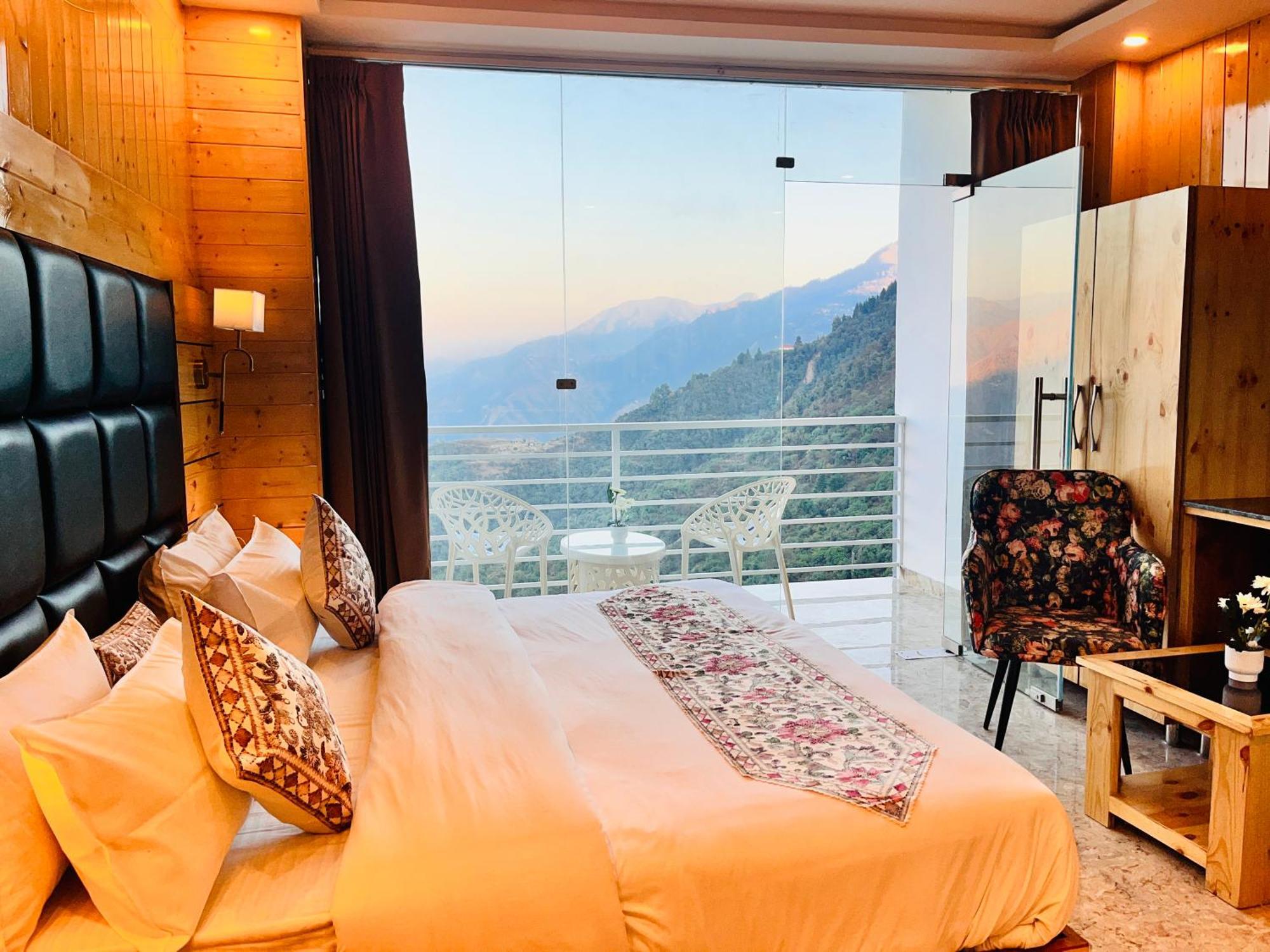 Hotel Classic Crown - #Scenic Mountain View #Open Terrace #Parking #Premium Rooms With Balcony #Guest Preferred #Best Selling Hotel In Масурі Екстер'єр фото