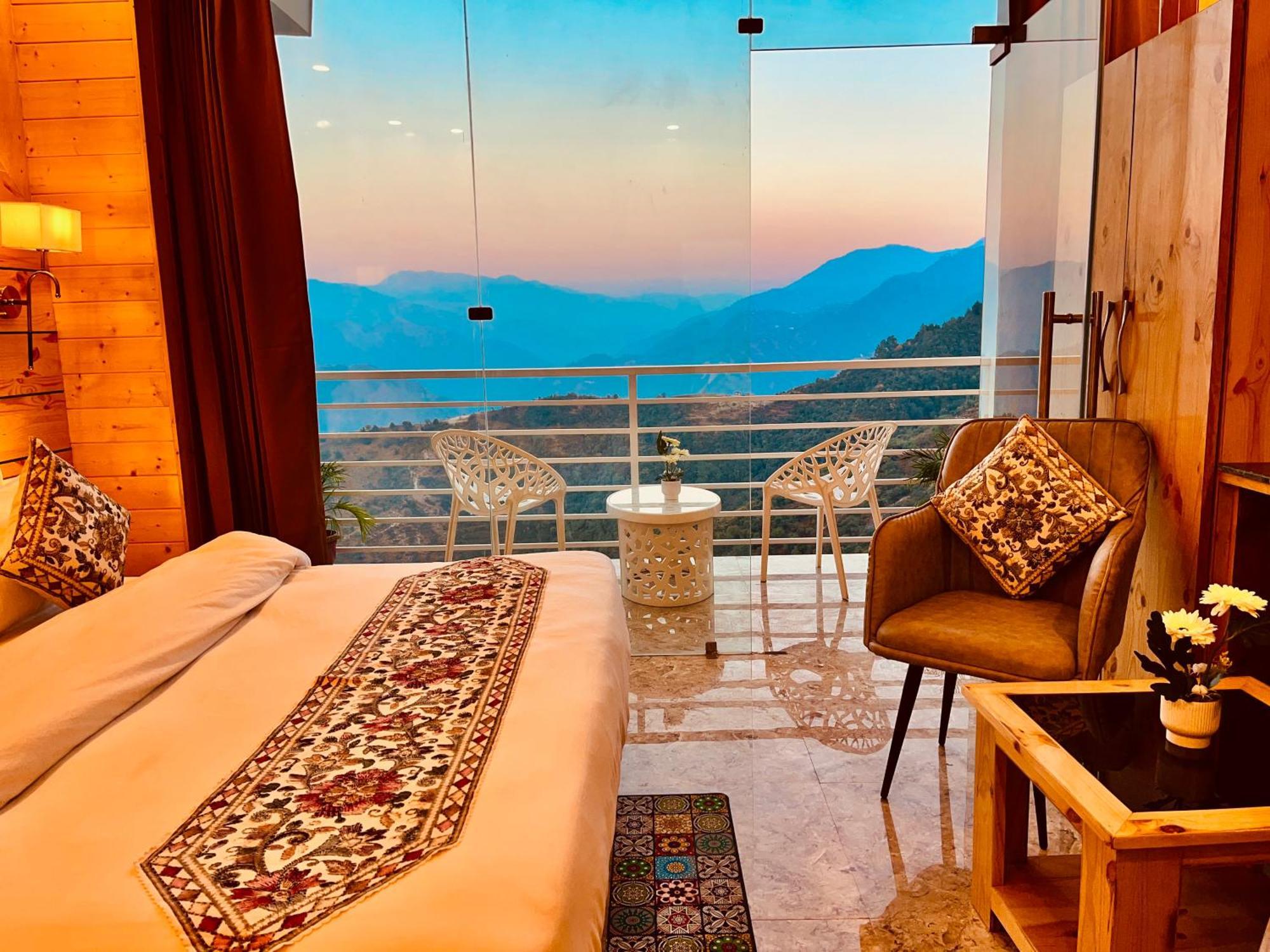 Hotel Classic Crown - #Scenic Mountain View #Open Terrace #Parking #Premium Rooms With Balcony #Guest Preferred #Best Selling Hotel In Масурі Екстер'єр фото