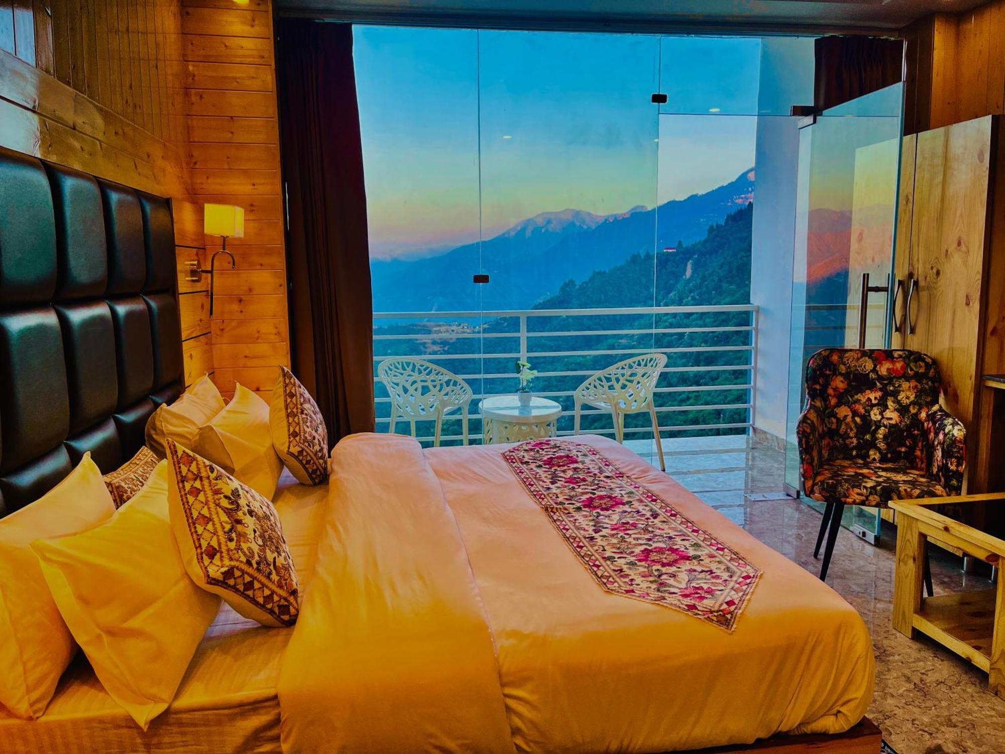 Hotel Classic Crown - #Scenic Mountain View #Open Terrace #Parking #Premium Rooms With Balcony #Guest Preferred #Best Selling Hotel In Масурі Екстер'єр фото
