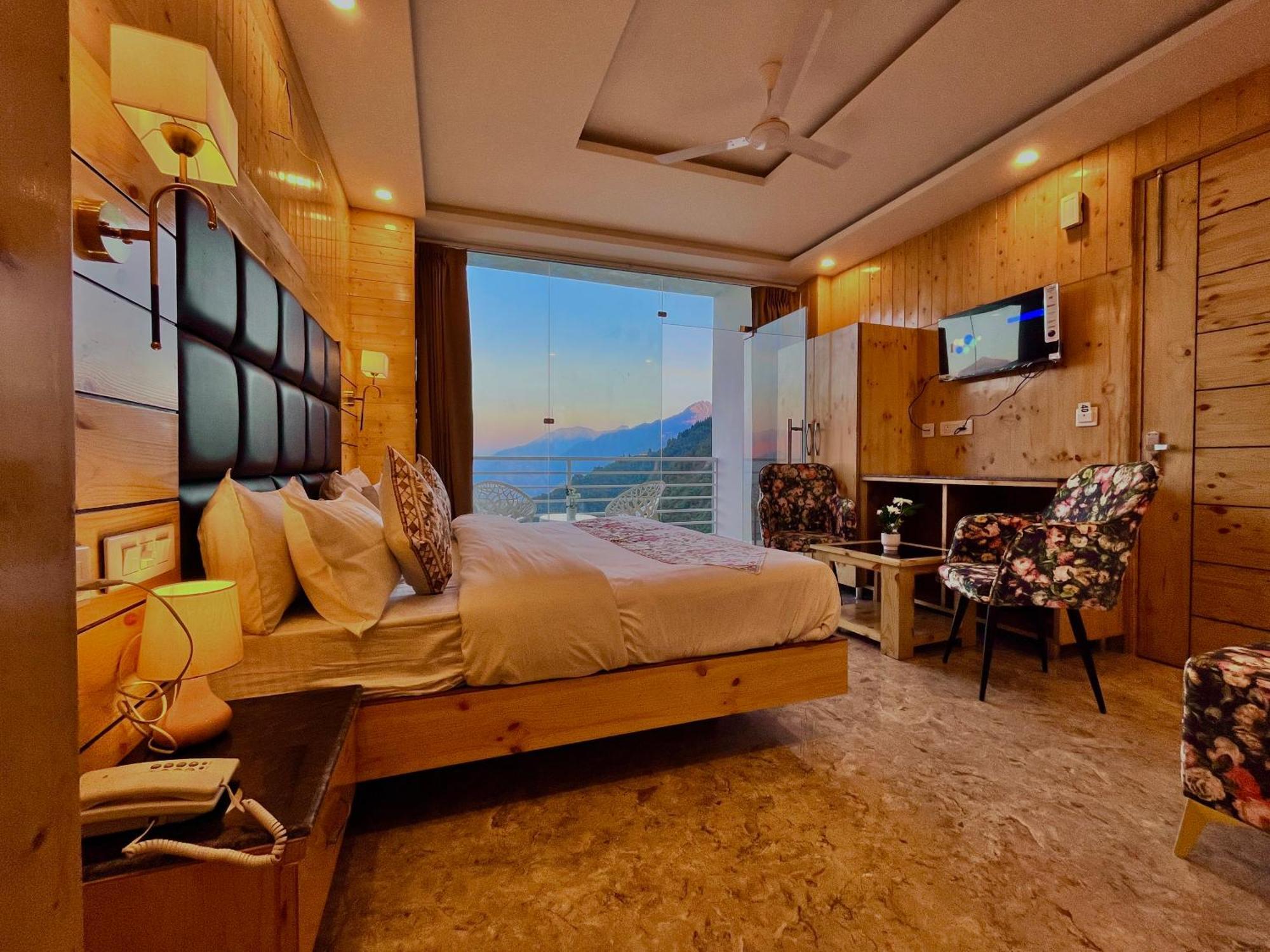 Hotel Classic Crown - #Scenic Mountain View #Open Terrace #Parking #Premium Rooms With Balcony #Guest Preferred #Best Selling Hotel In Масурі Екстер'єр фото