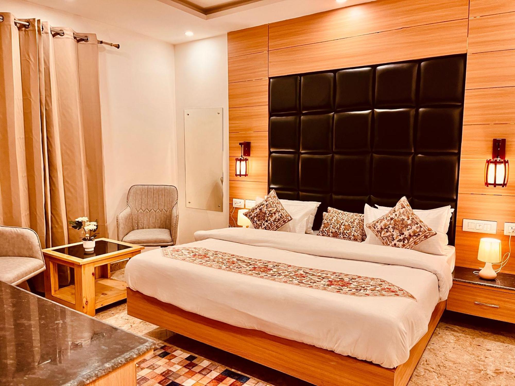 Hotel Classic Crown - #Scenic Mountain View #Open Terrace #Parking #Premium Rooms With Balcony #Guest Preferred #Best Selling Hotel In Масурі Екстер'єр фото