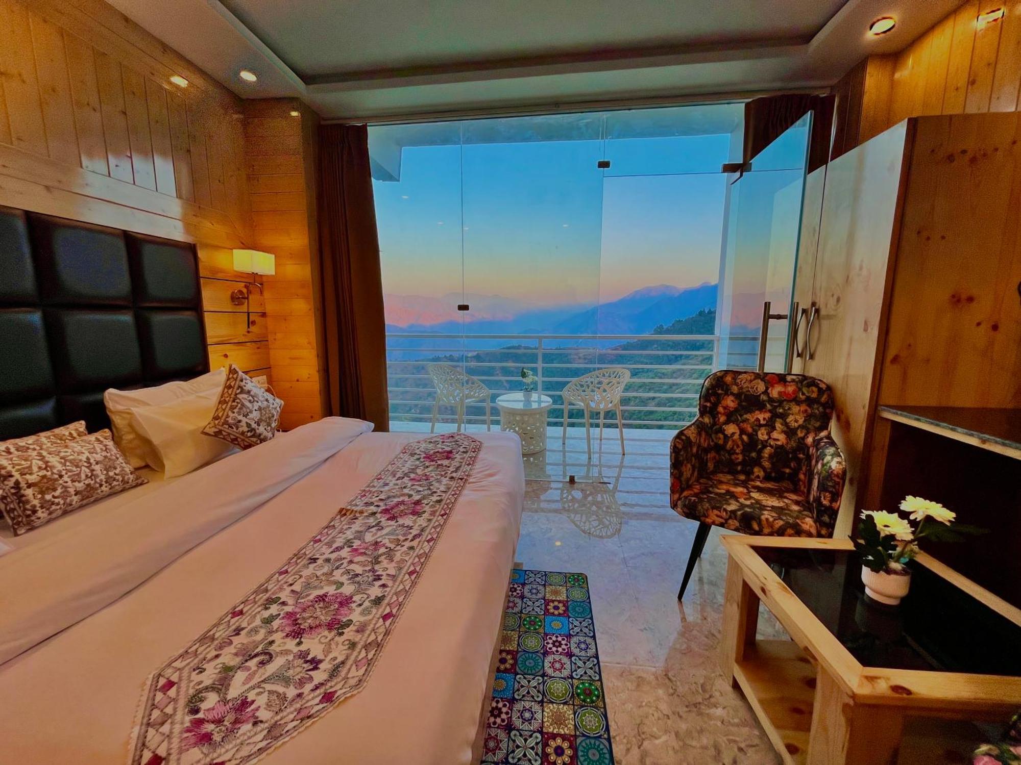 Hotel Classic Crown - #Scenic Mountain View #Open Terrace #Parking #Premium Rooms With Balcony #Guest Preferred #Best Selling Hotel In Масурі Екстер'єр фото