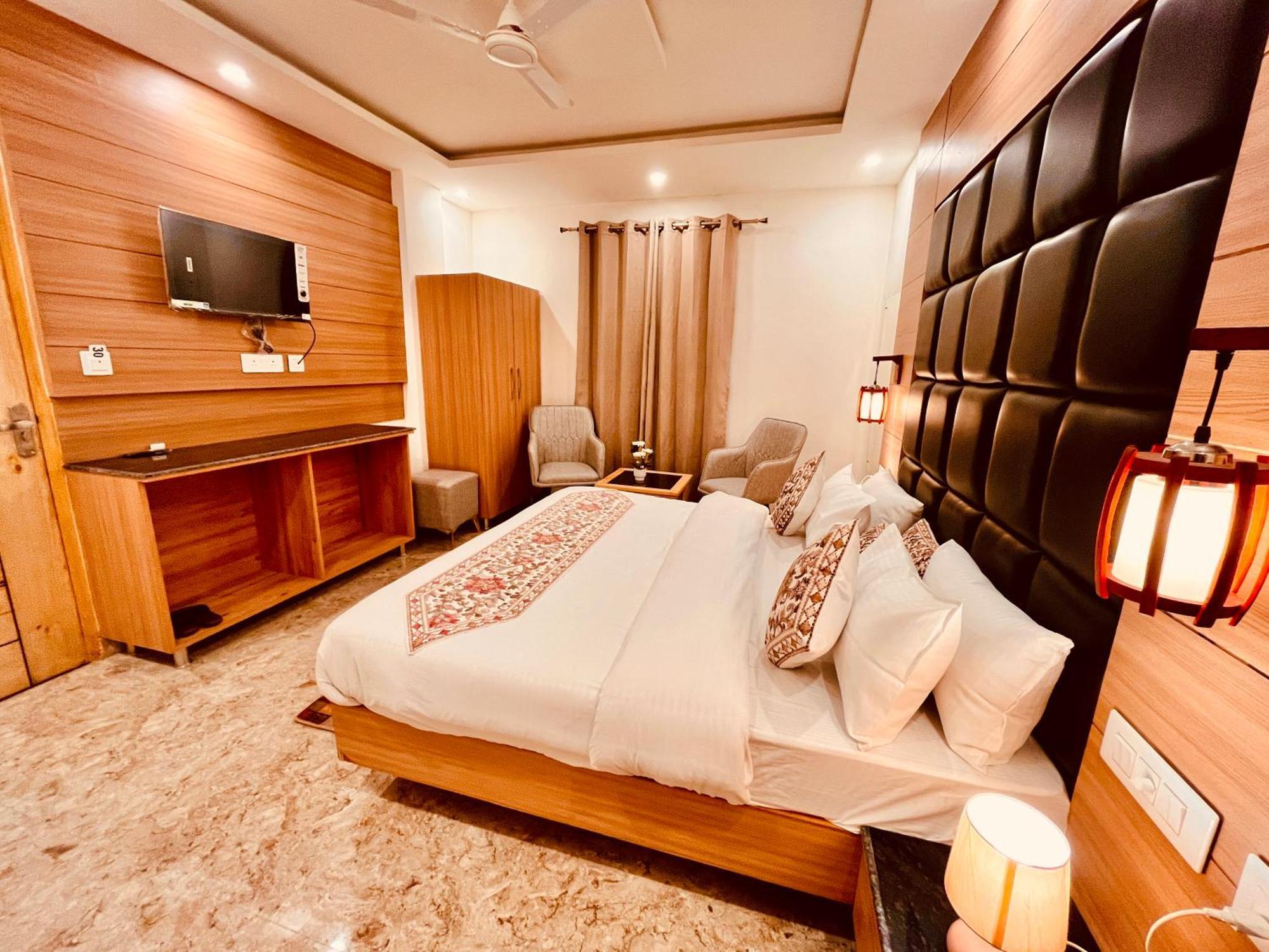 Hotel Classic Crown - #Scenic Mountain View #Open Terrace #Parking #Premium Rooms With Balcony #Guest Preferred #Best Selling Hotel In Масурі Екстер'єр фото