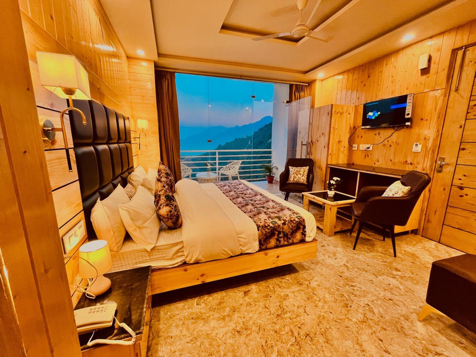 Hotel Classic Crown - #Scenic Mountain View #Open Terrace #Parking #Premium Rooms With Balcony #Guest Preferred #Best Selling Hotel In Масурі Екстер'єр фото