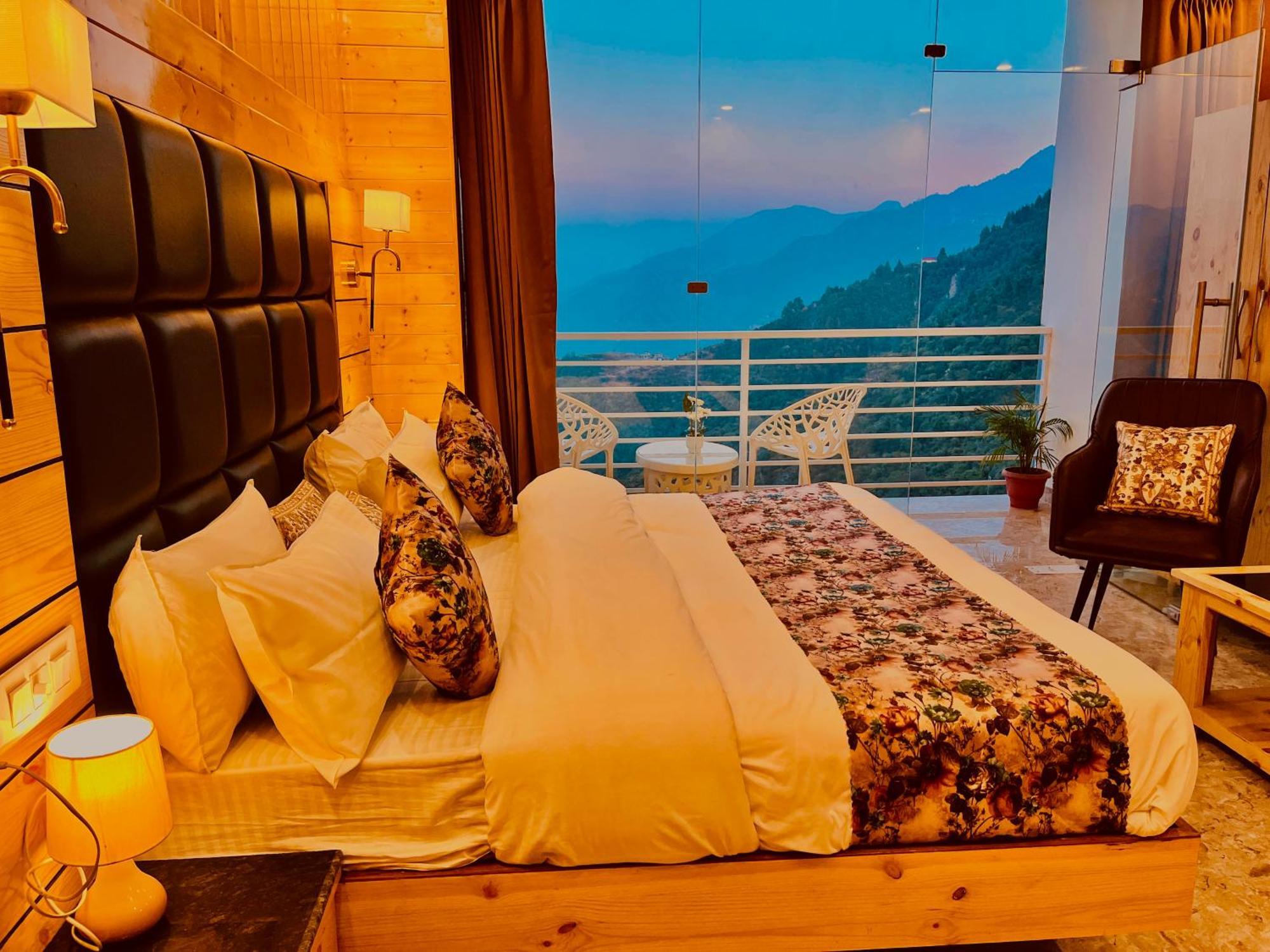 Hotel Classic Crown - #Scenic Mountain View #Open Terrace #Parking #Premium Rooms With Balcony #Guest Preferred #Best Selling Hotel In Масурі Екстер'єр фото