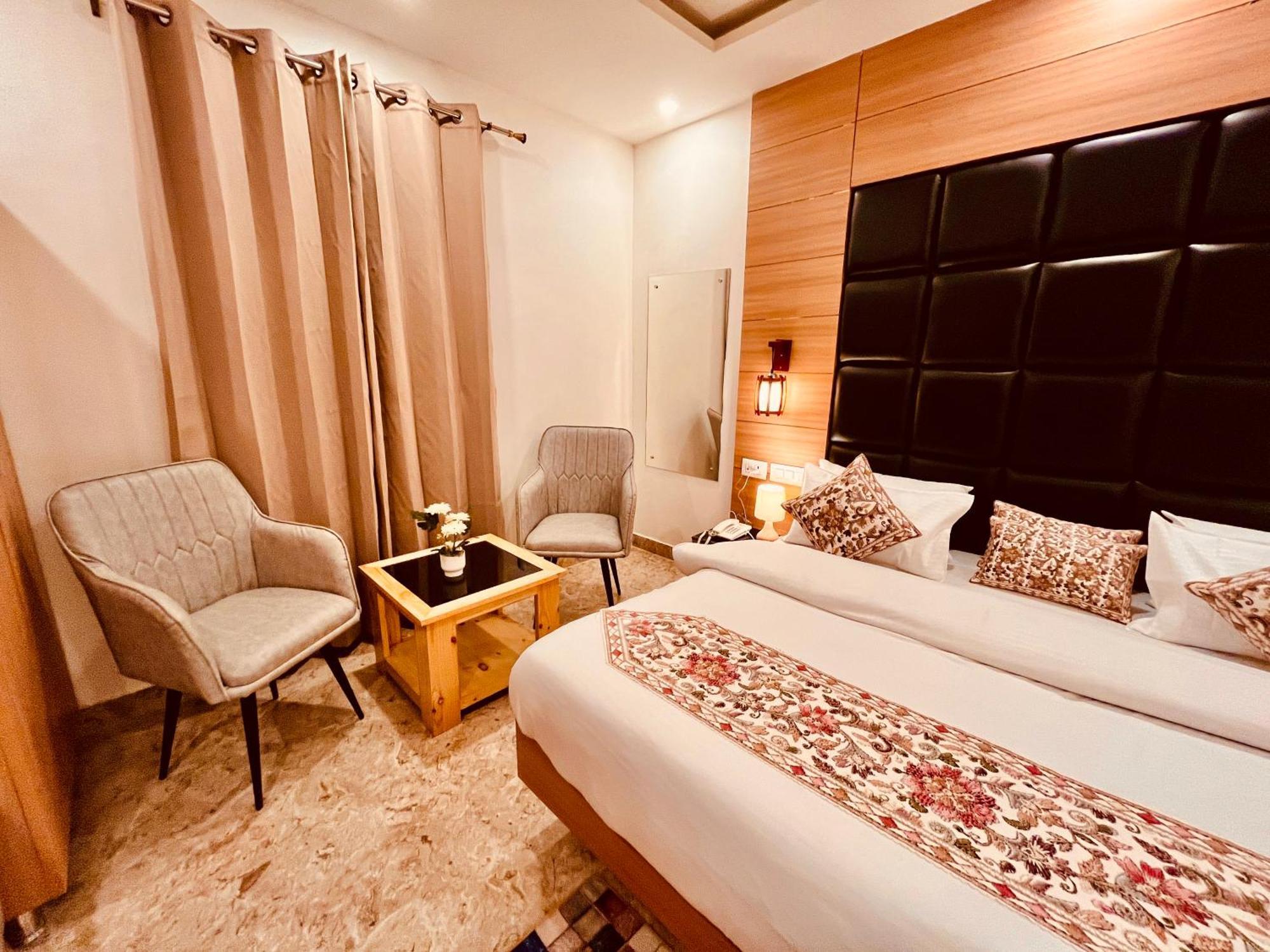 Hotel Classic Crown - #Scenic Mountain View #Open Terrace #Parking #Premium Rooms With Balcony #Guest Preferred #Best Selling Hotel In Масурі Екстер'єр фото