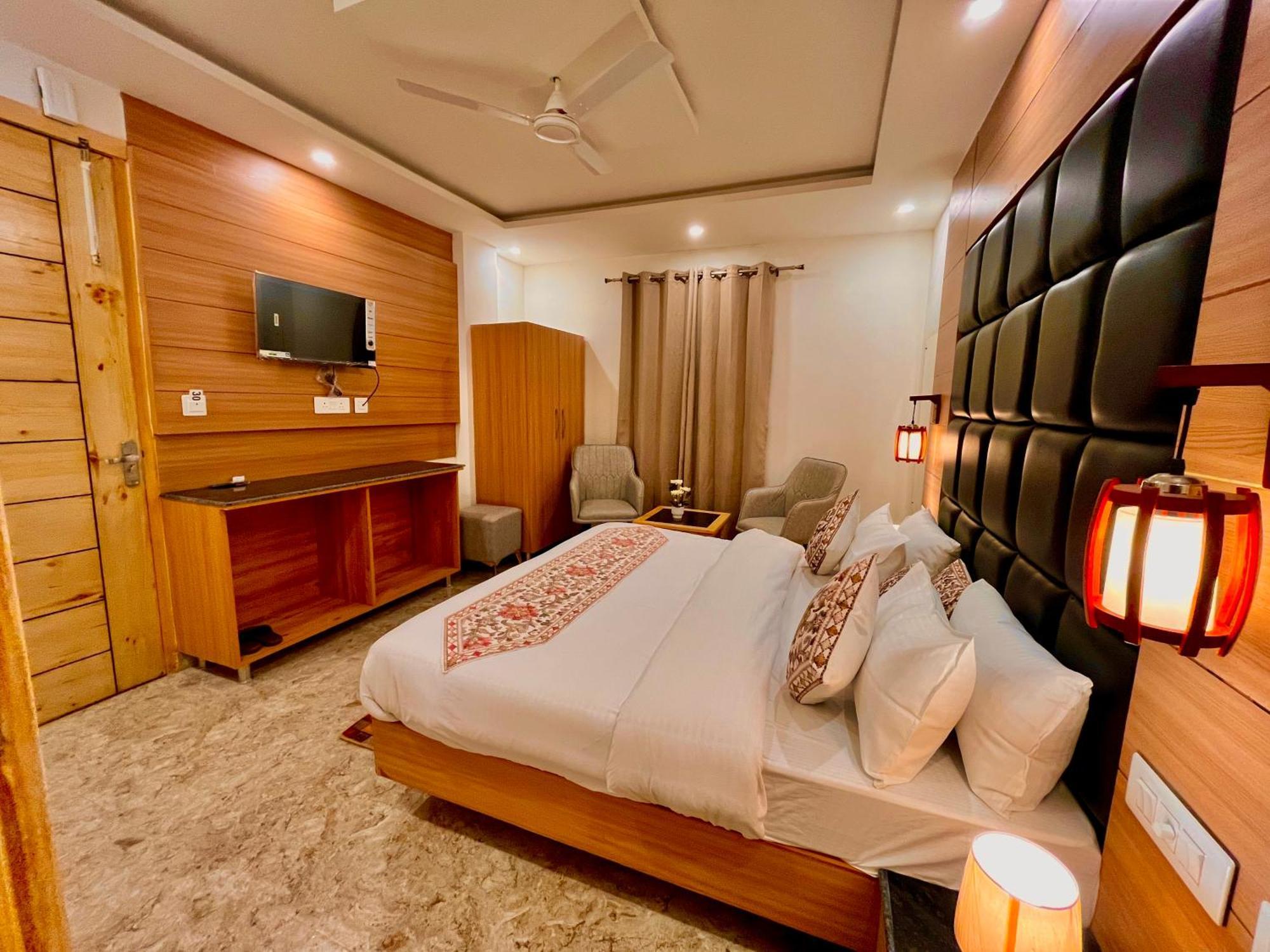 Hotel Classic Crown - #Scenic Mountain View #Open Terrace #Parking #Premium Rooms With Balcony #Guest Preferred #Best Selling Hotel In Масурі Екстер'єр фото