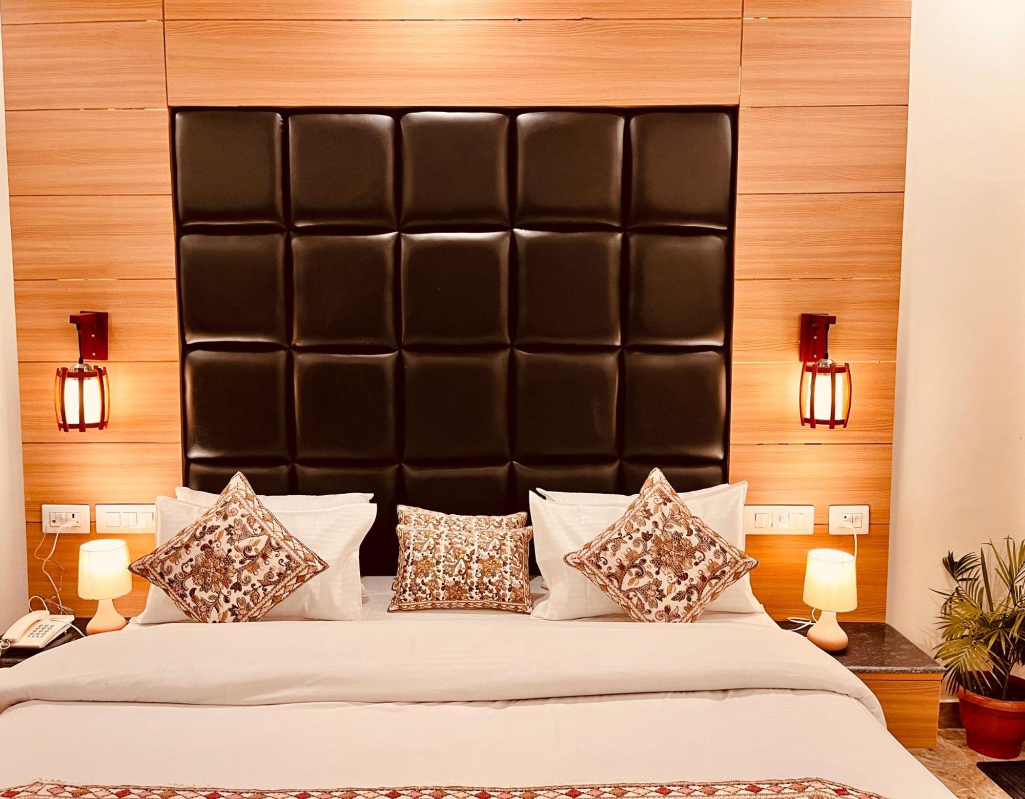 Hotel Classic Crown - #Scenic Mountain View #Open Terrace #Parking #Premium Rooms With Balcony #Guest Preferred #Best Selling Hotel In Масурі Екстер'єр фото