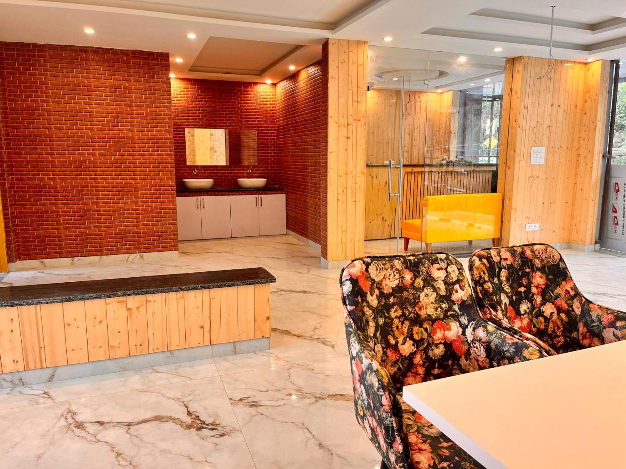 Hotel Classic Crown - #Scenic Mountain View #Open Terrace #Parking #Premium Rooms With Balcony #Guest Preferred #Best Selling Hotel In Масурі Екстер'єр фото