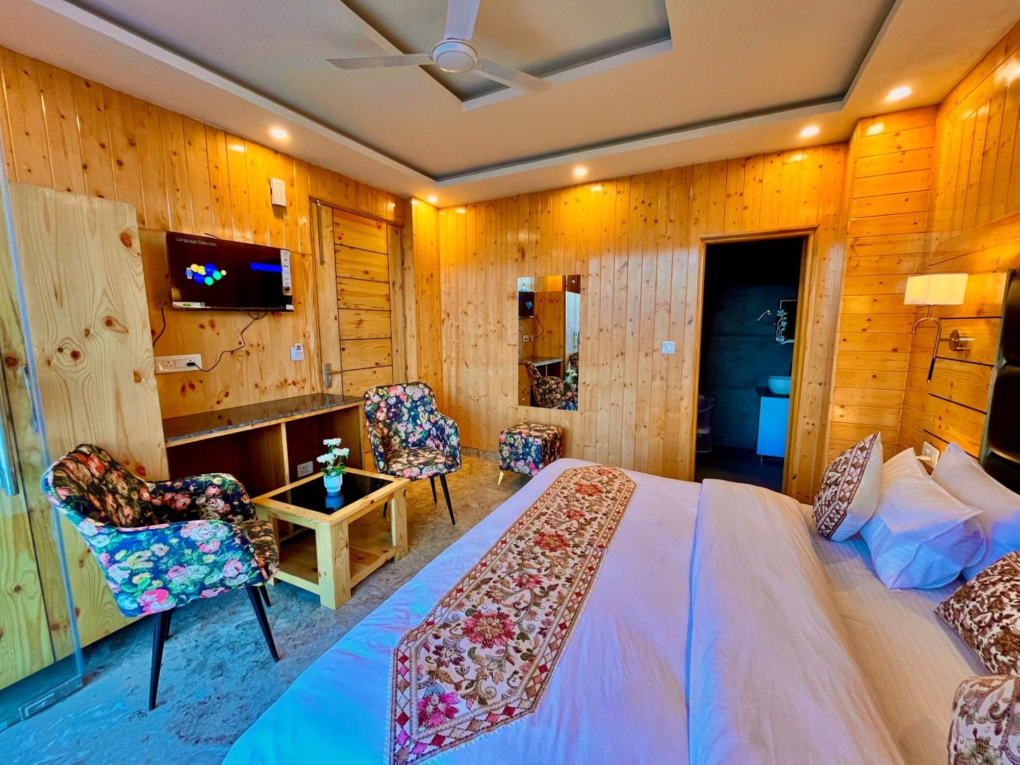 Hotel Classic Crown - #Scenic Mountain View #Open Terrace #Parking #Premium Rooms With Balcony #Guest Preferred #Best Selling Hotel In Масурі Екстер'єр фото