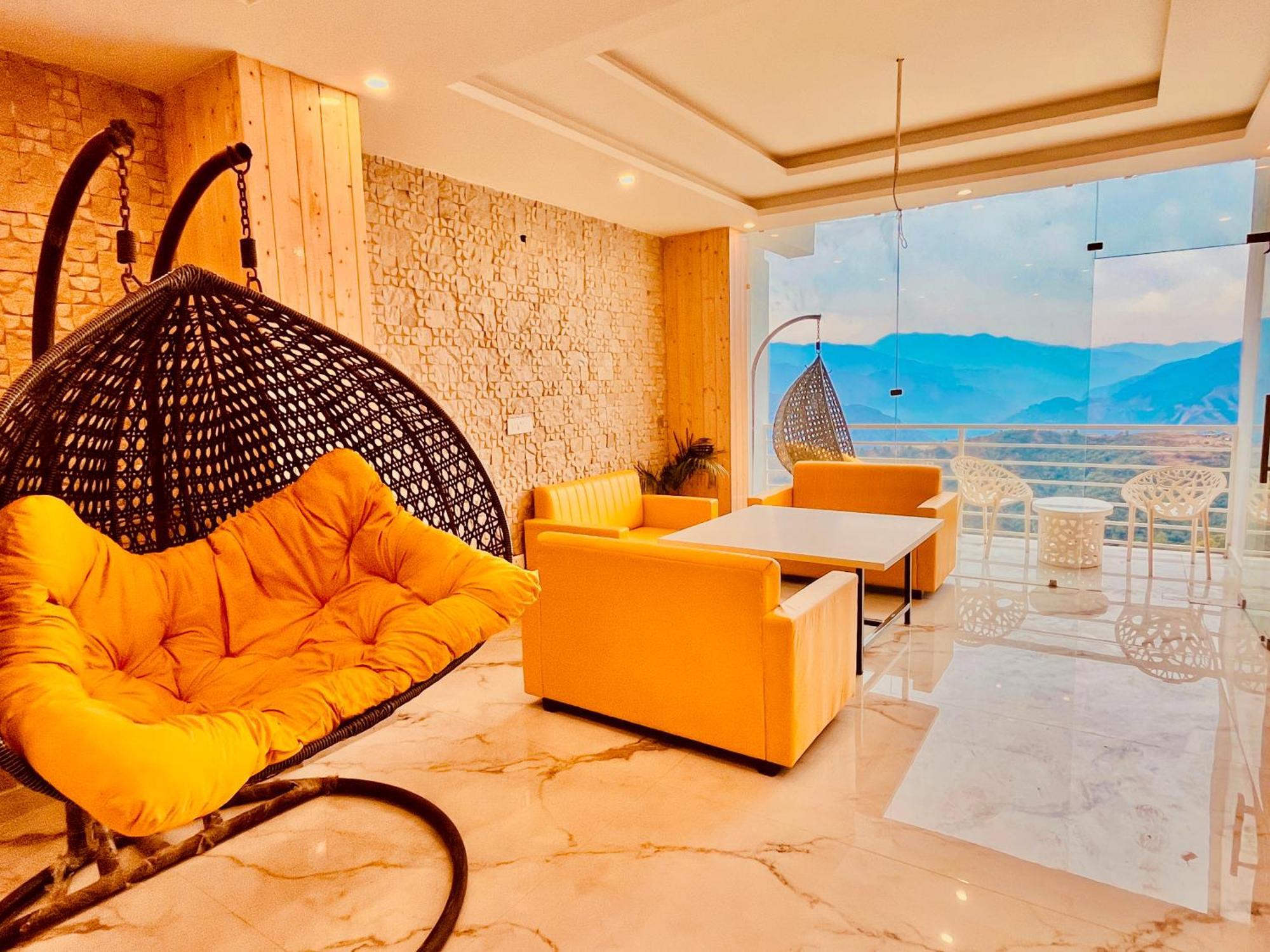 Hotel Classic Crown - #Scenic Mountain View #Open Terrace #Parking #Premium Rooms With Balcony #Guest Preferred #Best Selling Hotel In Масурі Екстер'єр фото