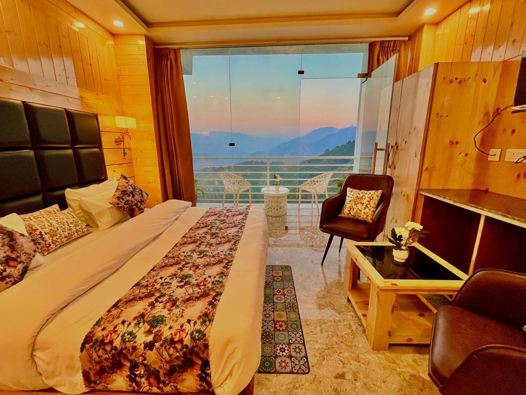 Hotel Classic Crown - #Scenic Mountain View #Open Terrace #Parking #Premium Rooms With Balcony #Guest Preferred #Best Selling Hotel In Масурі Екстер'єр фото