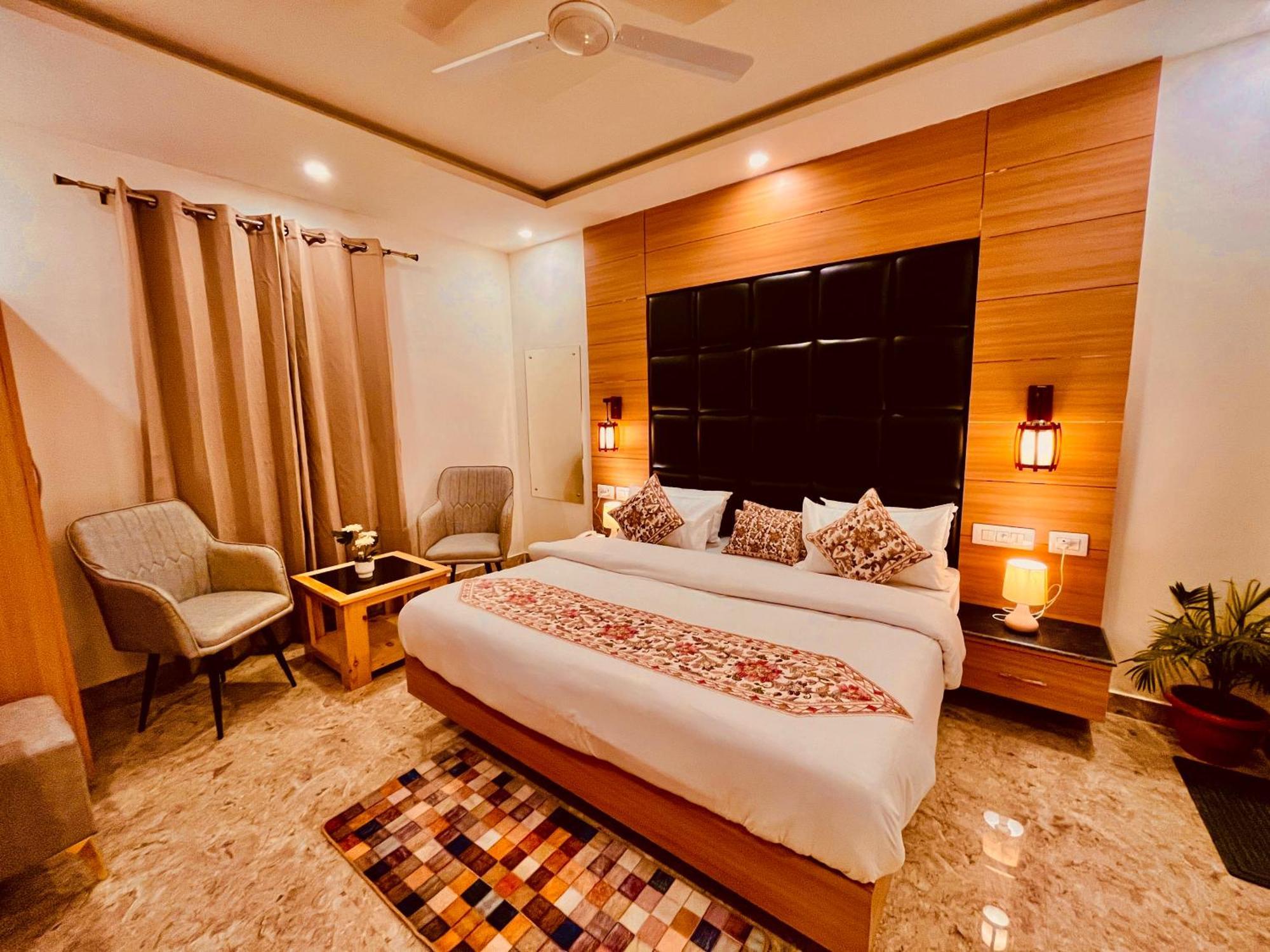 Hotel Classic Crown - #Scenic Mountain View #Open Terrace #Parking #Premium Rooms With Balcony #Guest Preferred #Best Selling Hotel In Масурі Екстер'єр фото