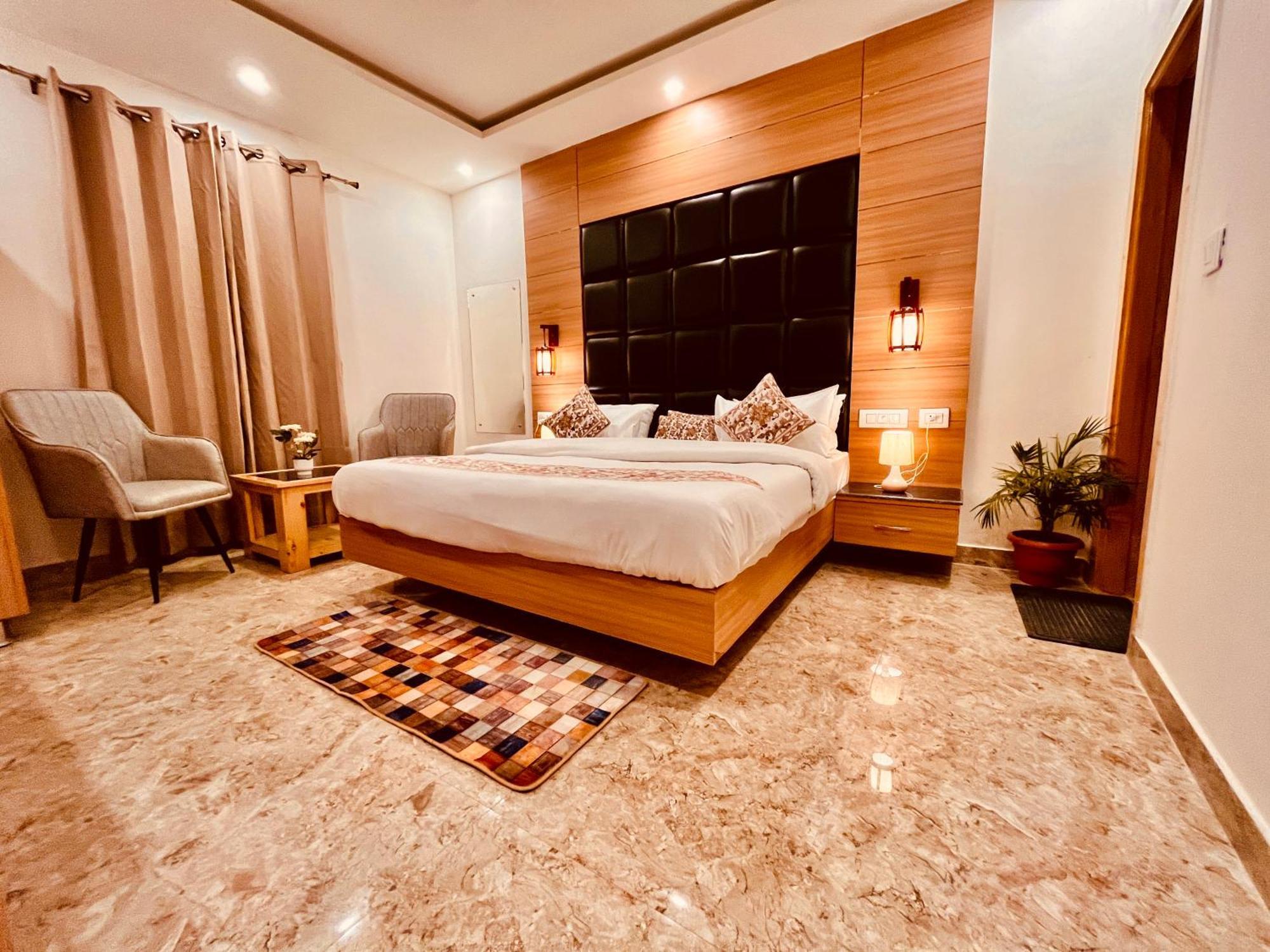 Hotel Classic Crown - #Scenic Mountain View #Open Terrace #Parking #Premium Rooms With Balcony #Guest Preferred #Best Selling Hotel In Масурі Екстер'єр фото