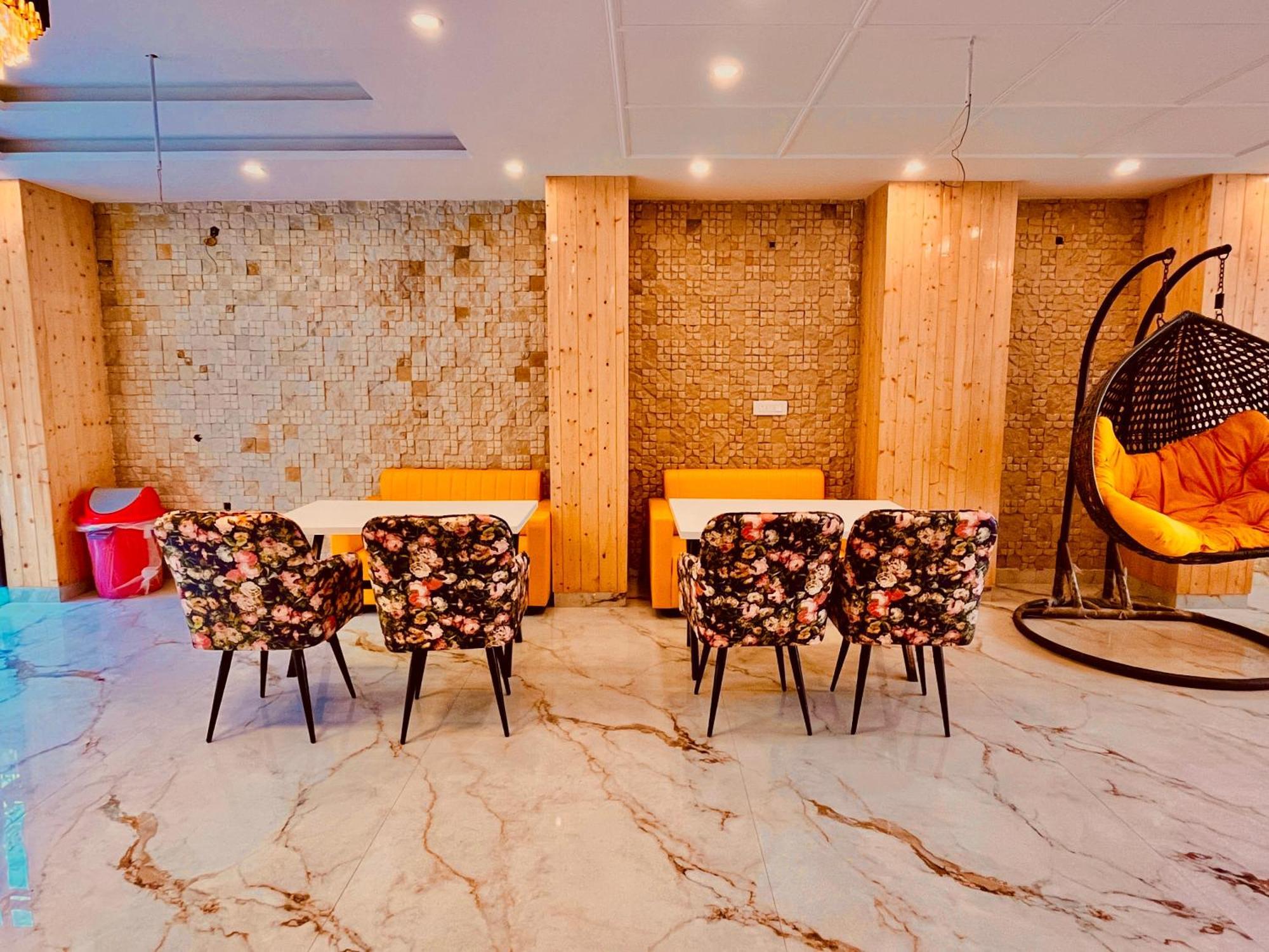 Hotel Classic Crown - #Scenic Mountain View #Open Terrace #Parking #Premium Rooms With Balcony #Guest Preferred #Best Selling Hotel In Масурі Екстер'єр фото