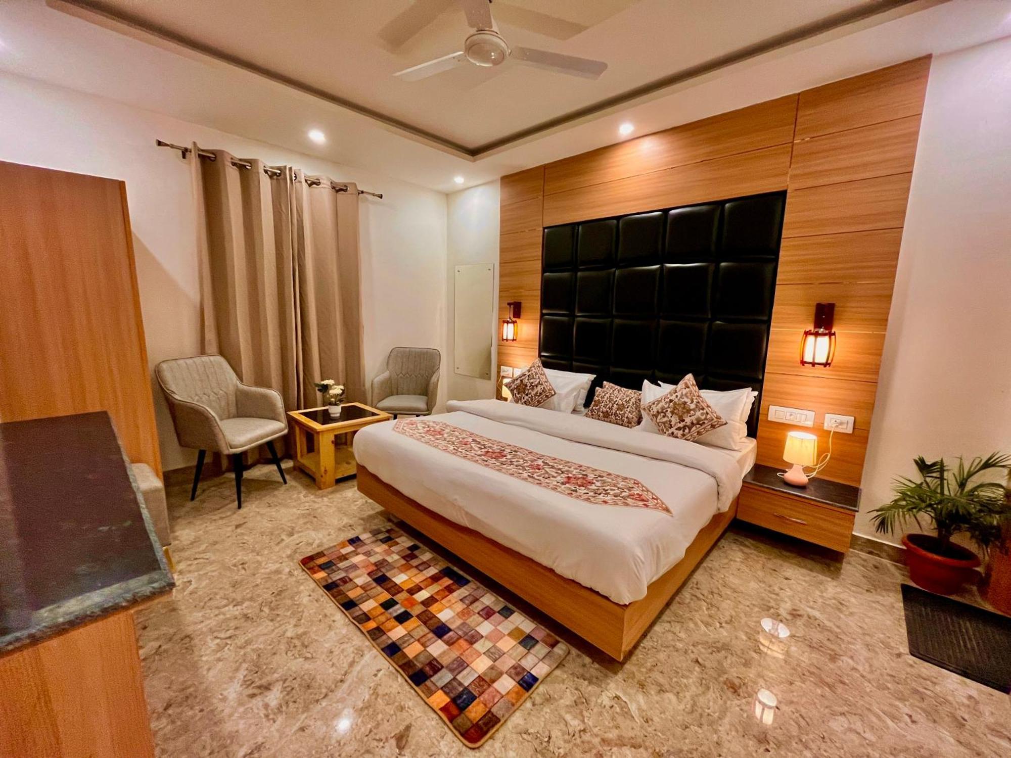 Hotel Classic Crown - #Scenic Mountain View #Open Terrace #Parking #Premium Rooms With Balcony #Guest Preferred #Best Selling Hotel In Масурі Екстер'єр фото