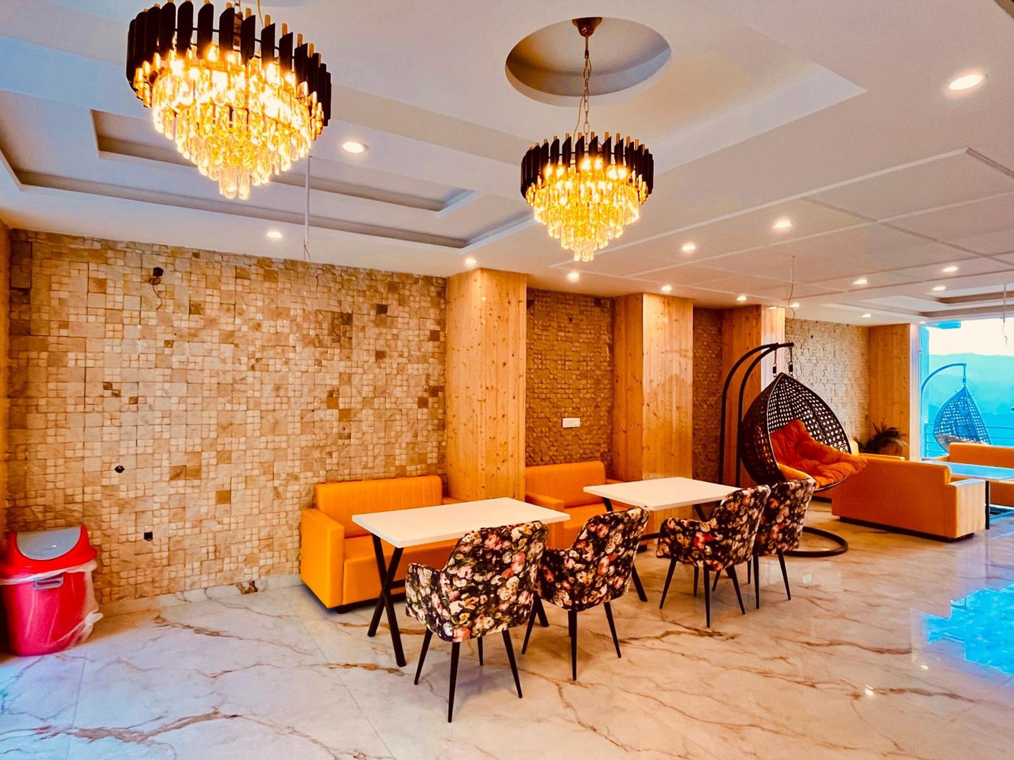 Hotel Classic Crown - #Scenic Mountain View #Open Terrace #Parking #Premium Rooms With Balcony #Guest Preferred #Best Selling Hotel In Масурі Екстер'єр фото
