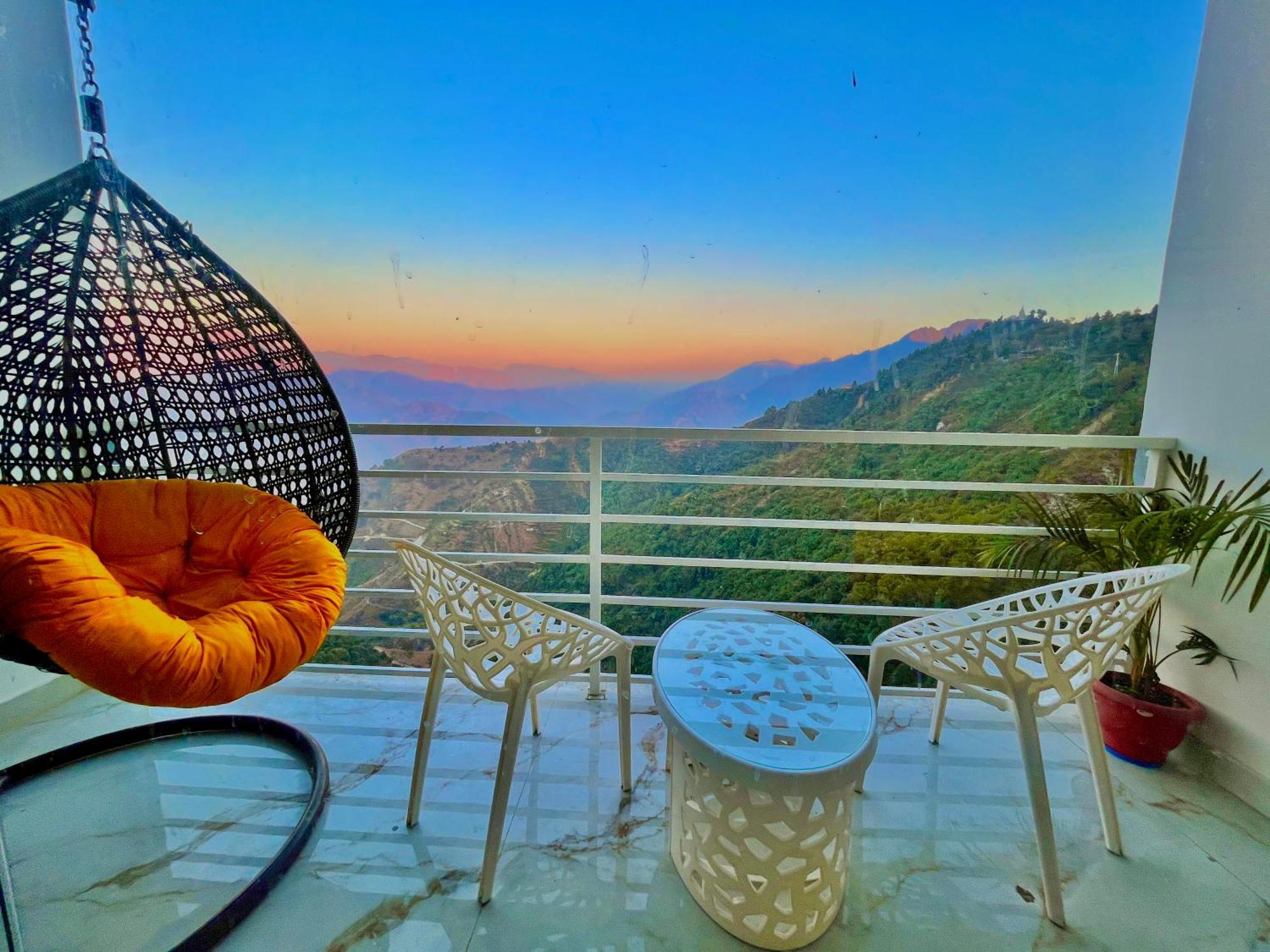 Hotel Classic Crown - #Scenic Mountain View #Open Terrace #Parking #Premium Rooms With Balcony #Guest Preferred #Best Selling Hotel In Масурі Екстер'єр фото