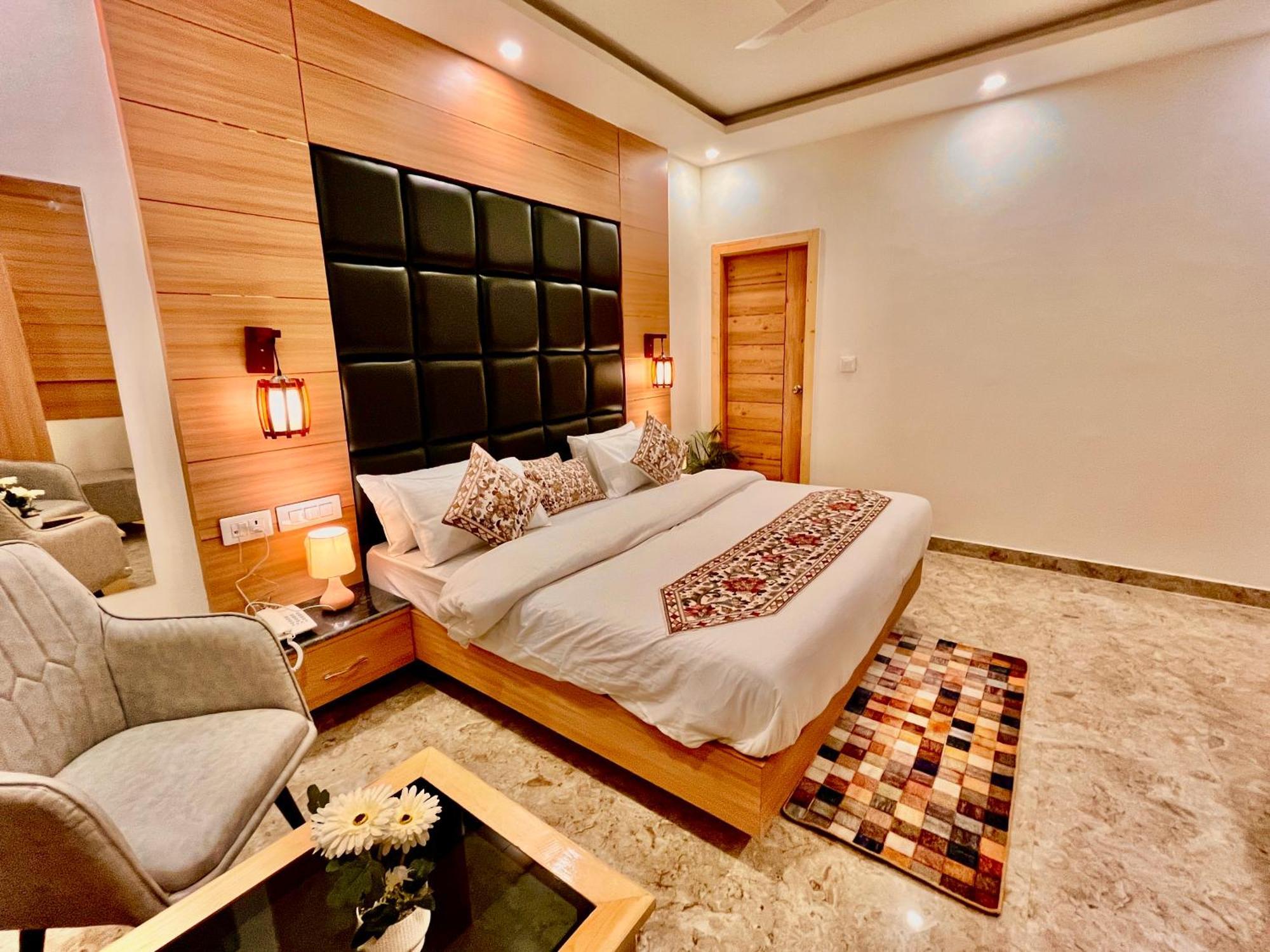 Hotel Classic Crown - #Scenic Mountain View #Open Terrace #Parking #Premium Rooms With Balcony #Guest Preferred #Best Selling Hotel In Масурі Екстер'єр фото