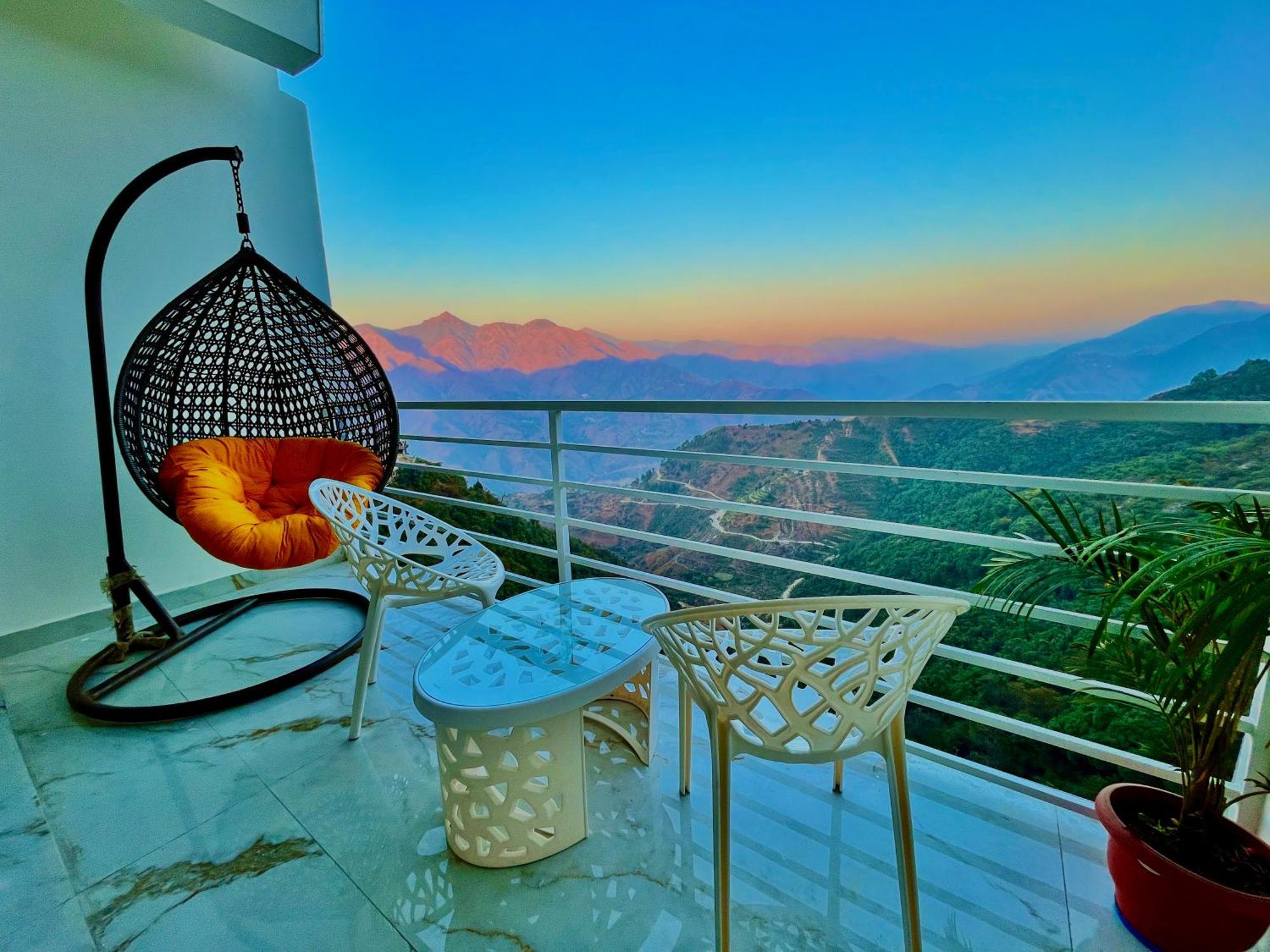 Hotel Classic Crown - #Scenic Mountain View #Open Terrace #Parking #Premium Rooms With Balcony #Guest Preferred #Best Selling Hotel In Масурі Екстер'єр фото