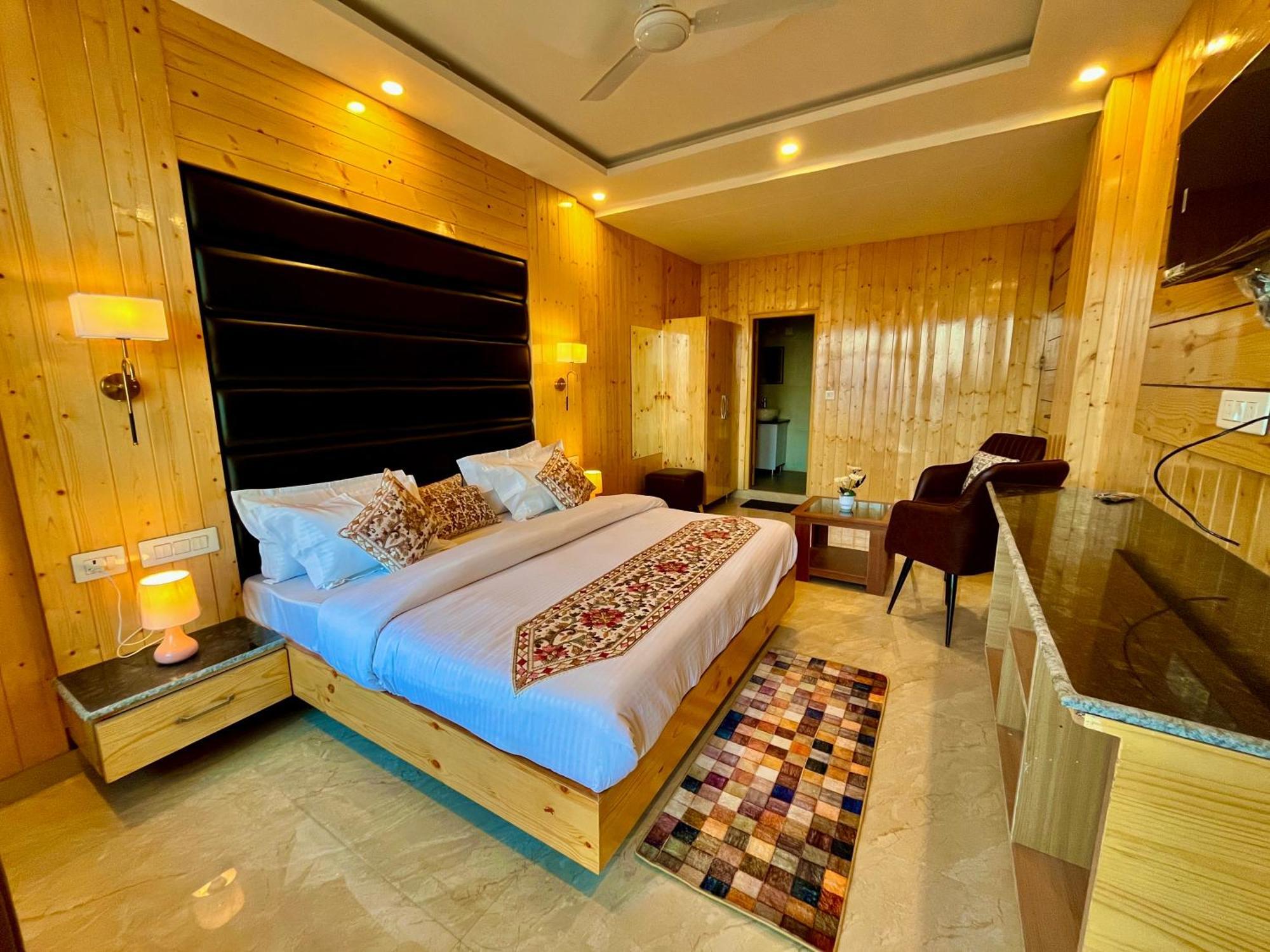 Hotel Classic Crown - #Scenic Mountain View #Open Terrace #Parking #Premium Rooms With Balcony #Guest Preferred #Best Selling Hotel In Масурі Екстер'єр фото