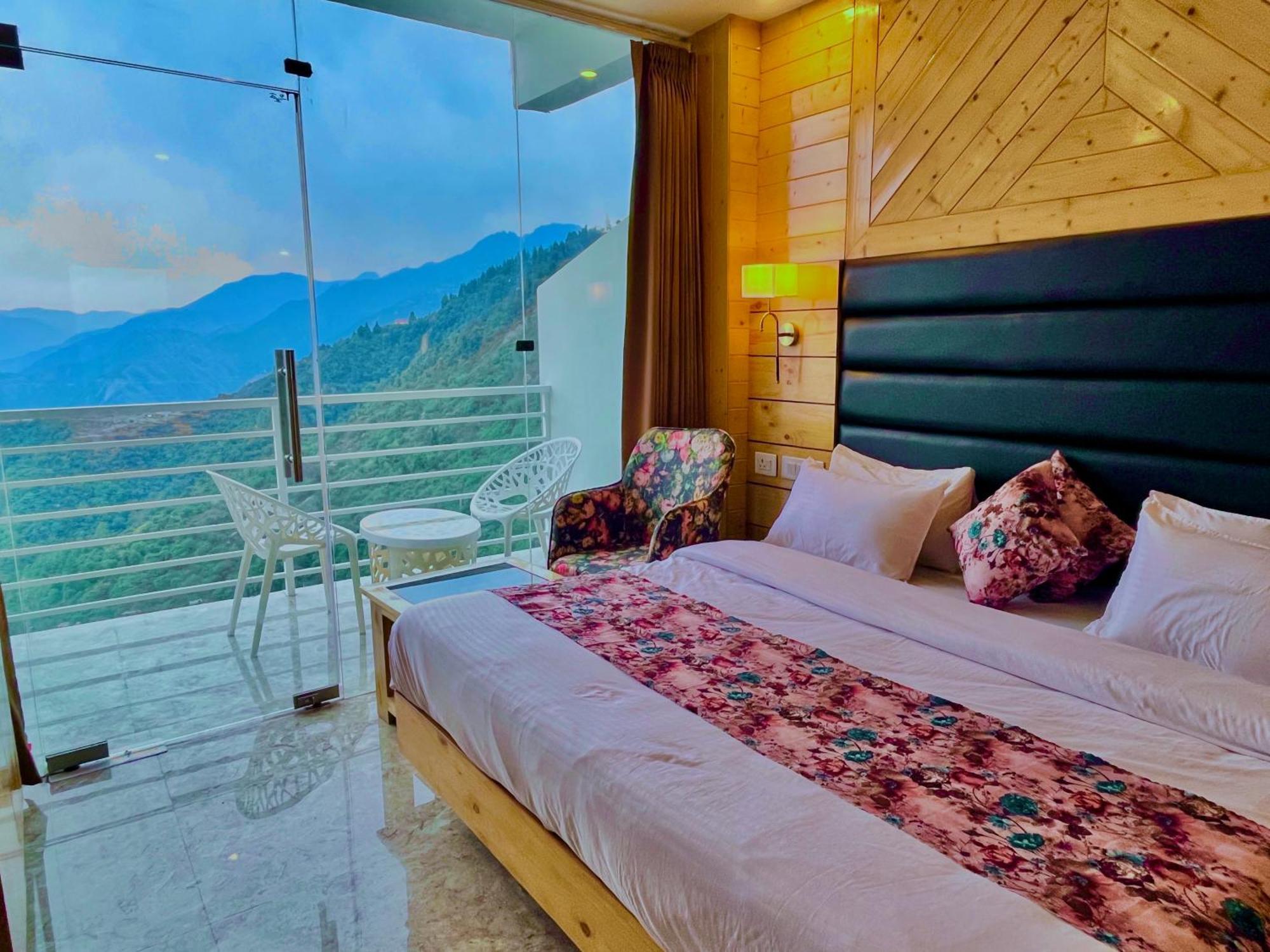 Hotel Classic Crown - #Scenic Mountain View #Open Terrace #Parking #Premium Rooms With Balcony #Guest Preferred #Best Selling Hotel In Масурі Екстер'єр фото