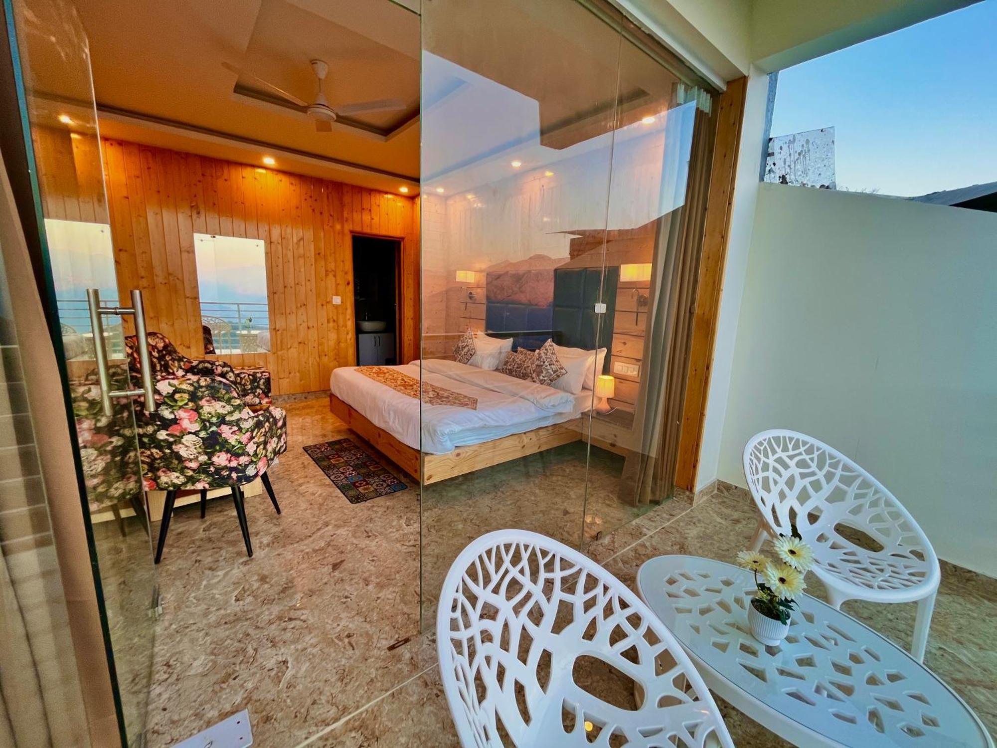 Hotel Classic Crown - #Scenic Mountain View #Open Terrace #Parking #Premium Rooms With Balcony #Guest Preferred #Best Selling Hotel In Масурі Екстер'єр фото