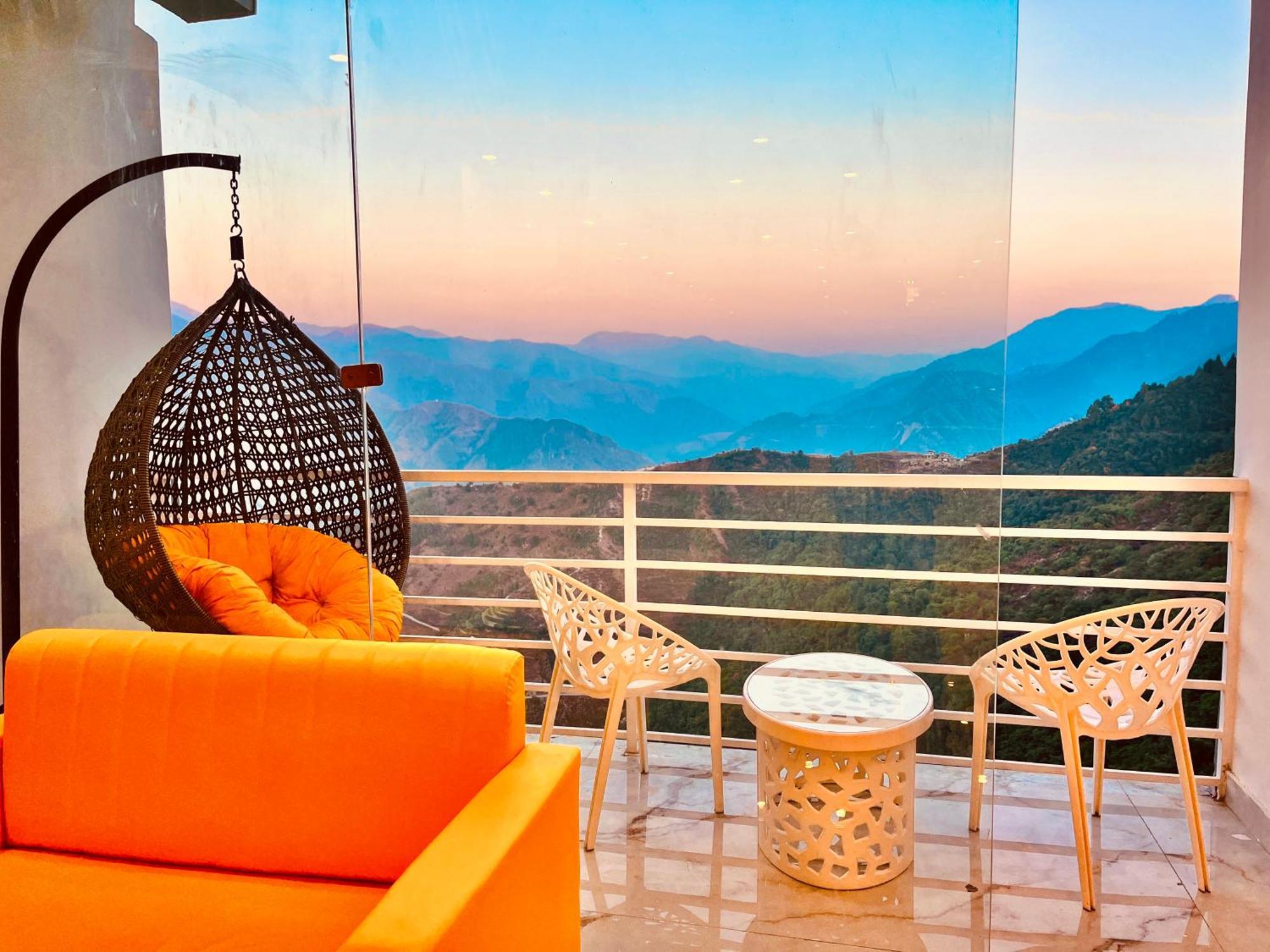 Hotel Classic Crown - #Scenic Mountain View #Open Terrace #Parking #Premium Rooms With Balcony #Guest Preferred #Best Selling Hotel In Масурі Екстер'єр фото