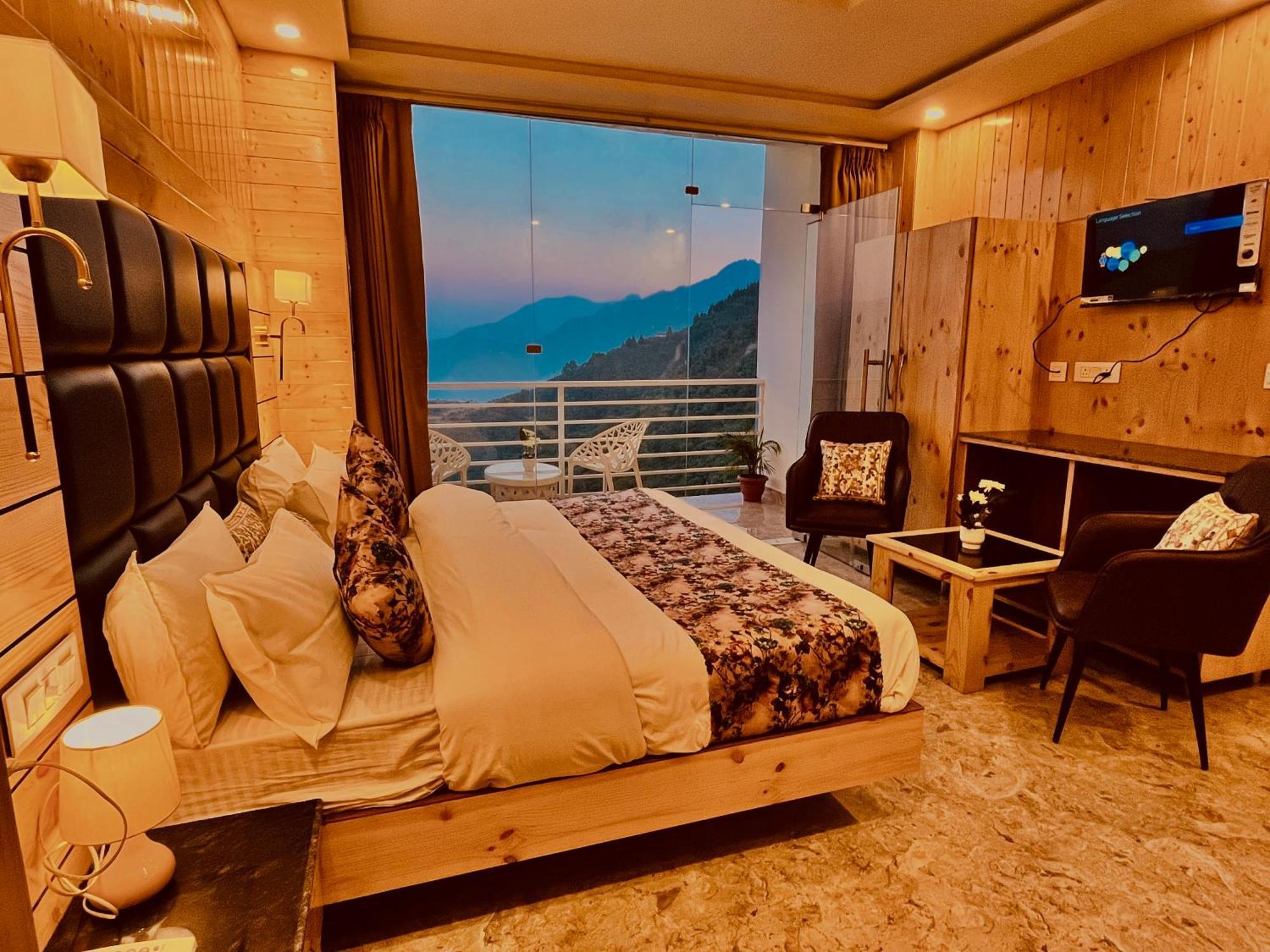 Hotel Classic Crown - #Scenic Mountain View #Open Terrace #Parking #Premium Rooms With Balcony #Guest Preferred #Best Selling Hotel In Масурі Екстер'єр фото