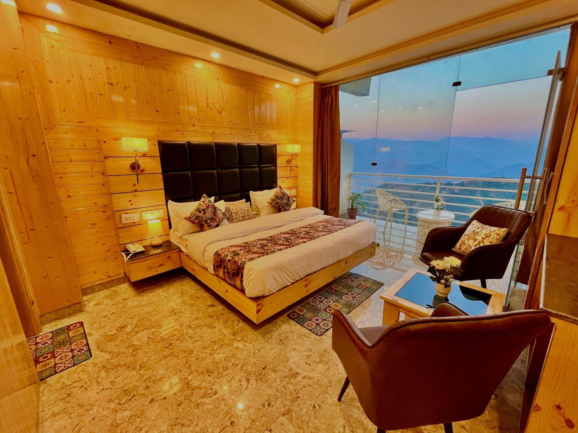 Hotel Classic Crown - #Scenic Mountain View #Open Terrace #Parking #Premium Rooms With Balcony #Guest Preferred #Best Selling Hotel In Масурі Екстер'єр фото